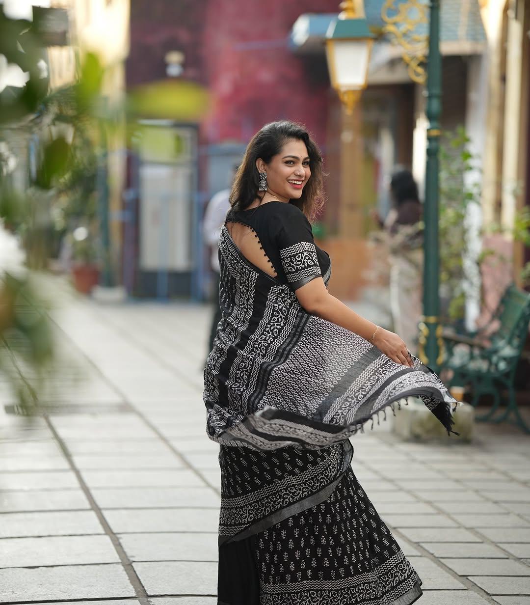 Elegant Black Linen Saree with Blouse – Perfect for Festive & Casual Wear
