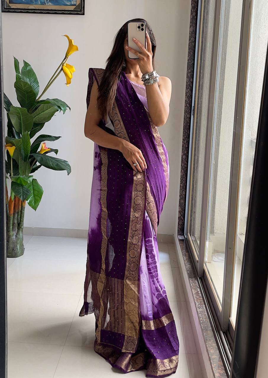 "Graceful Silk Saree with Intricate Zari Border"